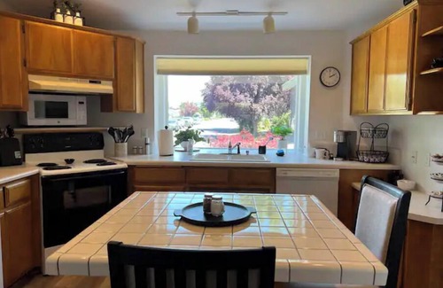 Medford Casa | Cheerful 3-Bedroom home in Central Point