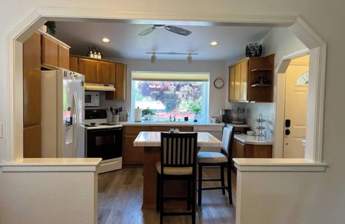 Medford Casa | Cheerful 3-Bedroom home in Central Point