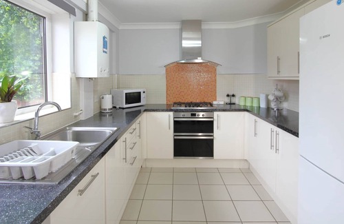 Earley Casa | Cheerful 3 Bedroom 2 Bathroom Bungalow by CozyNest