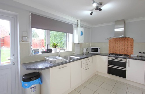 Earley Casa | Cheerful 3 Bedroom 2 Bathroom Bungalow by CozyNest
