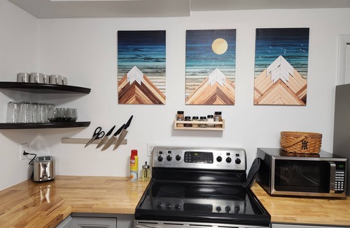 East Old Golden Rd Casa | Cheerful 3 Bedroom Basement Apartment in Golden