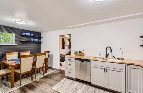 East Old Golden Rd Casa | Cheerful 3 Bedroom Basement Apartment in Golden
