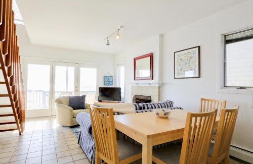 Milford Casa | Cheerful 3 Bedroom Beach Front Cottage with Fire Place