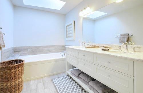 Milford Casa | Cheerful 3 Bedroom Beach Front Cottage with Fire Place
