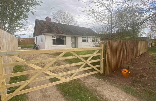 Forest of Dean Casa | Cheerful 3 bedroom bungalow with indoor fire place