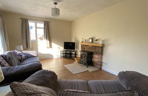 Forest of Dean Casa | Cheerful 3 bedroom bungalow with indoor fire place