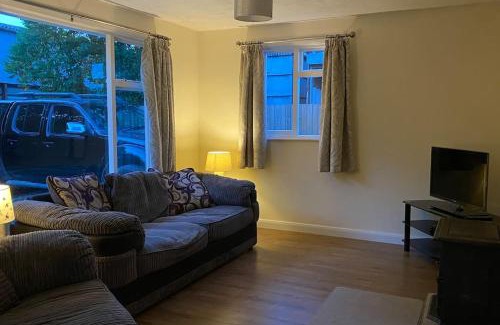 Forest of Dean Casa | Cheerful 3 bedroom bungalow with indoor fire place