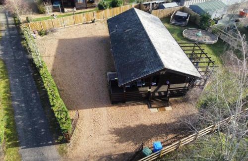 Pentney Casa | Cheerful 3-bedroom cabin with hot tub