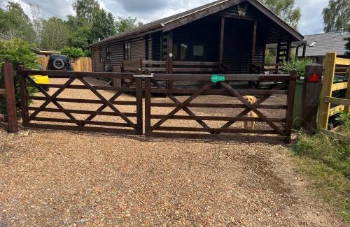 Pentney Casa | Cheerful 3-bedroom cabin with hot tub
