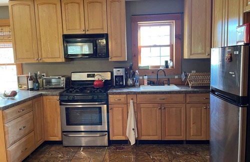 New Paltz Cabaña | Cheerful 3 Bedroom Cottage by Rail Trail