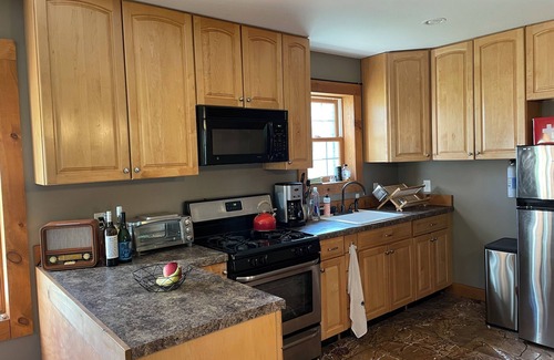 New Paltz Cabaña | Cheerful 3 Bedroom Cottage by Rail Trail