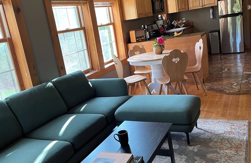 New Paltz Cabaña | Cheerful 3 Bedroom Cottage by Rail Trail