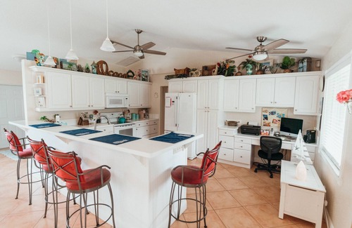 Florida Gardens Casa | Cheerful 3-bedroom home