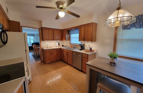 Milwaukee Casa | Cheerful 3 bedroom home with garage parking