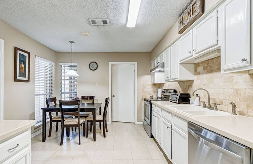 Northeast Houston Casa | Cheerful 3-bedroom home with indoor fireplace