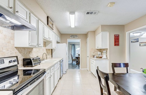 Northeast Houston Casa | Cheerful 3-bedroom home with indoor fireplace