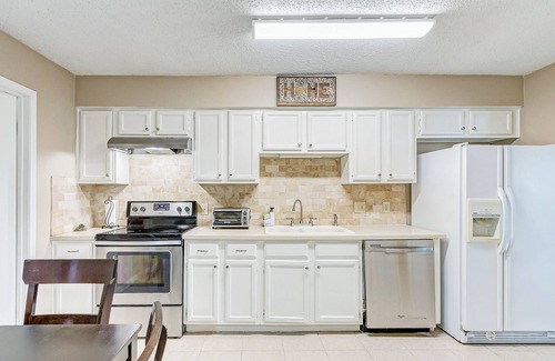 Northeast Houston Casa | Cheerful 3-bedroom home with indoor fireplace