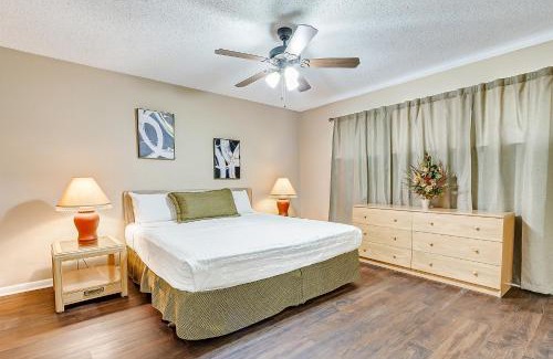 Northeast Houston Casa | Cheerful 3-bedroom home with indoor fireplace