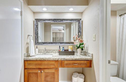 Northeast Houston Casa | Cheerful 3-bedroom home with indoor fireplace