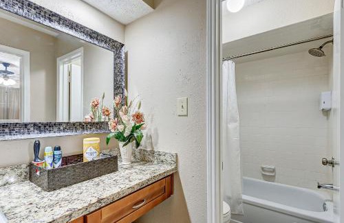 Northeast Houston Casa | Cheerful 3-bedroom home with indoor fireplace