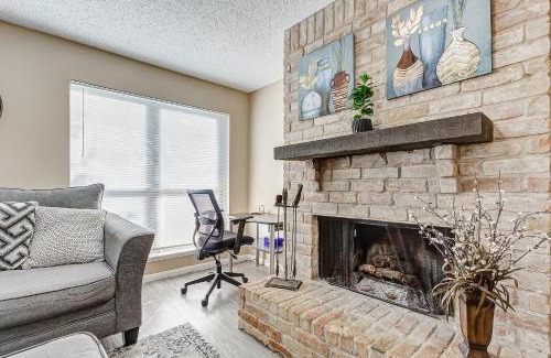 Northeast Houston Casa | Cheerful 3-bedroom home with indoor fireplace