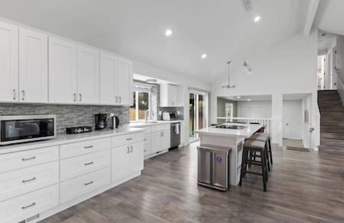 Kent Casa | Cheerful 3 bedroom home with ample parking spaces.