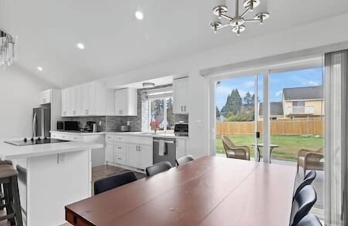 Kent Casa | Cheerful 3 bedroom home with ample parking spaces.
