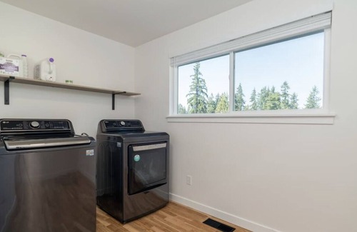 Picnic Point-North Lynnwood Casa | Cheerful 3 bedroom house with large backyard