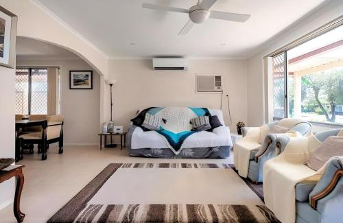 Kingswood Casa | Cheerful 3 Bedroom House With Free Parking