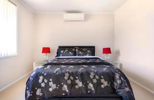 Kingswood Casa | Cheerful 3 Bedroom House With Free Parking