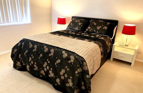 Kingswood Casa | Cheerful 3 Bedroom House With Free Parking