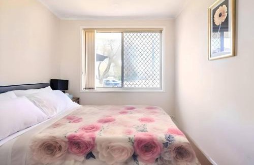 Kingswood Casa | Cheerful 3 Bedroom House With Free Parking