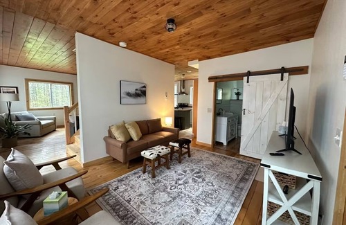 Moretown Cabaña | Cheerful 3 Bedroom Mountain Cottage
