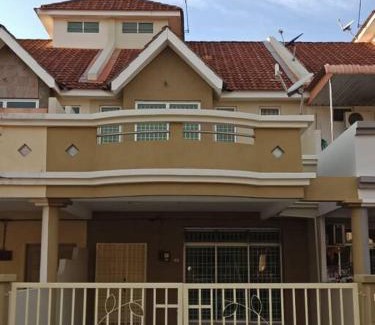 Sungai Puyu Casa | Cheerful 3-Bedroom Residential Home with Free WIFI