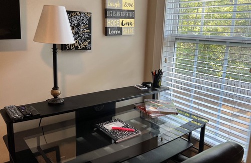 Fayetteville Casa | Cheerful 3 bedroom townhouse in great location.