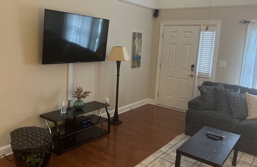 Fayetteville Casa | Cheerful 3 bedroom townhouse in great location.