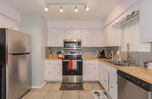 Jacksonville Casa | Cheerful 3 BR 1.5 BA Home in Great Neighborhood! Recently Renovated!