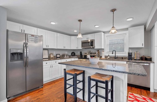 Waterford Casa | Cheerful 3bd Cape yards from river/beach access