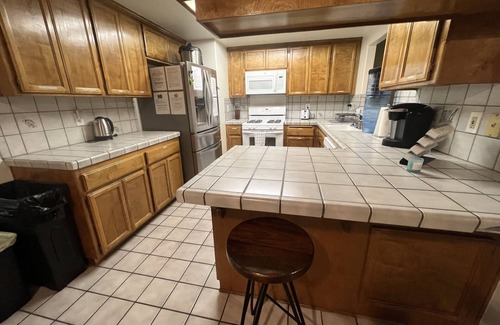 Quartz Hill Casa | Cheerful 3BR 2BA Sauna: Spa: Pool/P-Pong Table+ More
