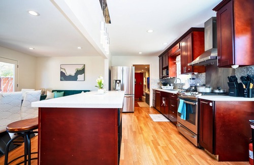 San Tomas Casa | Cheerful 3BR - Bar, Jacuzzi & Kids Treehouse