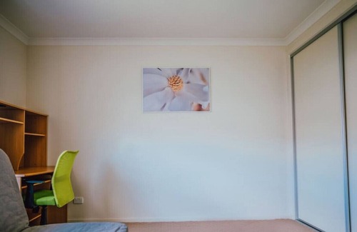 Crace Casa | Cheerful 3BR townhouse with free parking in Crace