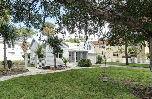 South Palm Park Neighborhood Association Casa | Cheerful 4 Bedroom Bungalow in Lakeworth