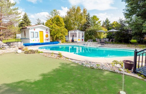 Wasaga Beach Casa | Cheerful 4-bedroom Cottage with Outdoor Pool , short drive to Wasaga Beach