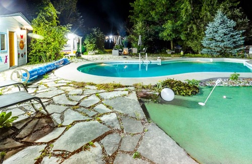 Wasaga Beach Casa | Cheerful 4-bedroom Cottage with Outdoor Pool , short drive to Wasaga Beach