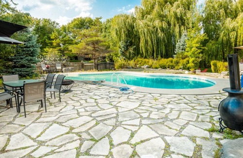 Wasaga Beach Casa | Cheerful 4-bedroom Cottage with Outdoor Pool , short drive to Wasaga Beach