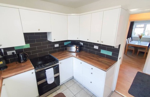 Cheltenham Casa | Cheerful 4-bedroom house by Golden Valley
