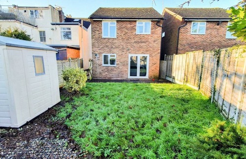 Cheltenham Casa | Cheerful 4-bedroom house by Golden Valley