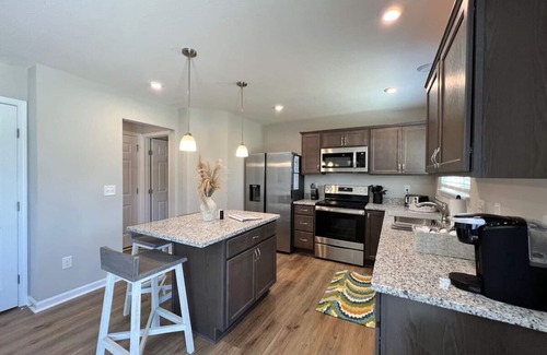 Otterbien Home Casa | Cheerful 4 Bedroom Home - Brand New Construction!
