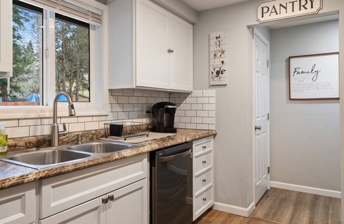 Evergreen Casa | Cheerful 4 bedroom home one level with hot tub and park like feel