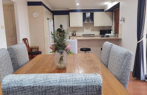 Nicholls Casa | Cheerful 4-bedroom home with natural backyard